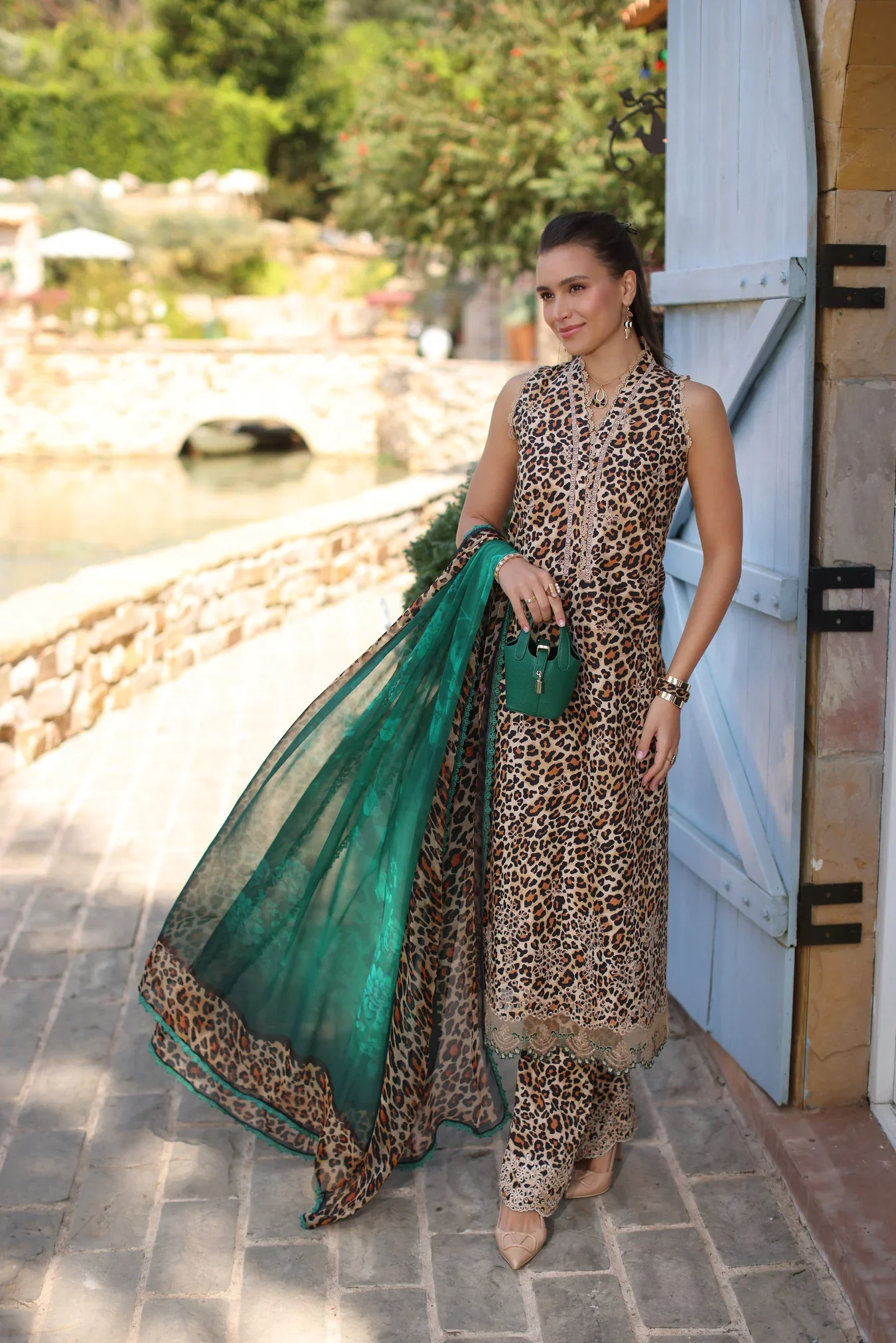 NOOR LUXE CHIKANKARI D-02A