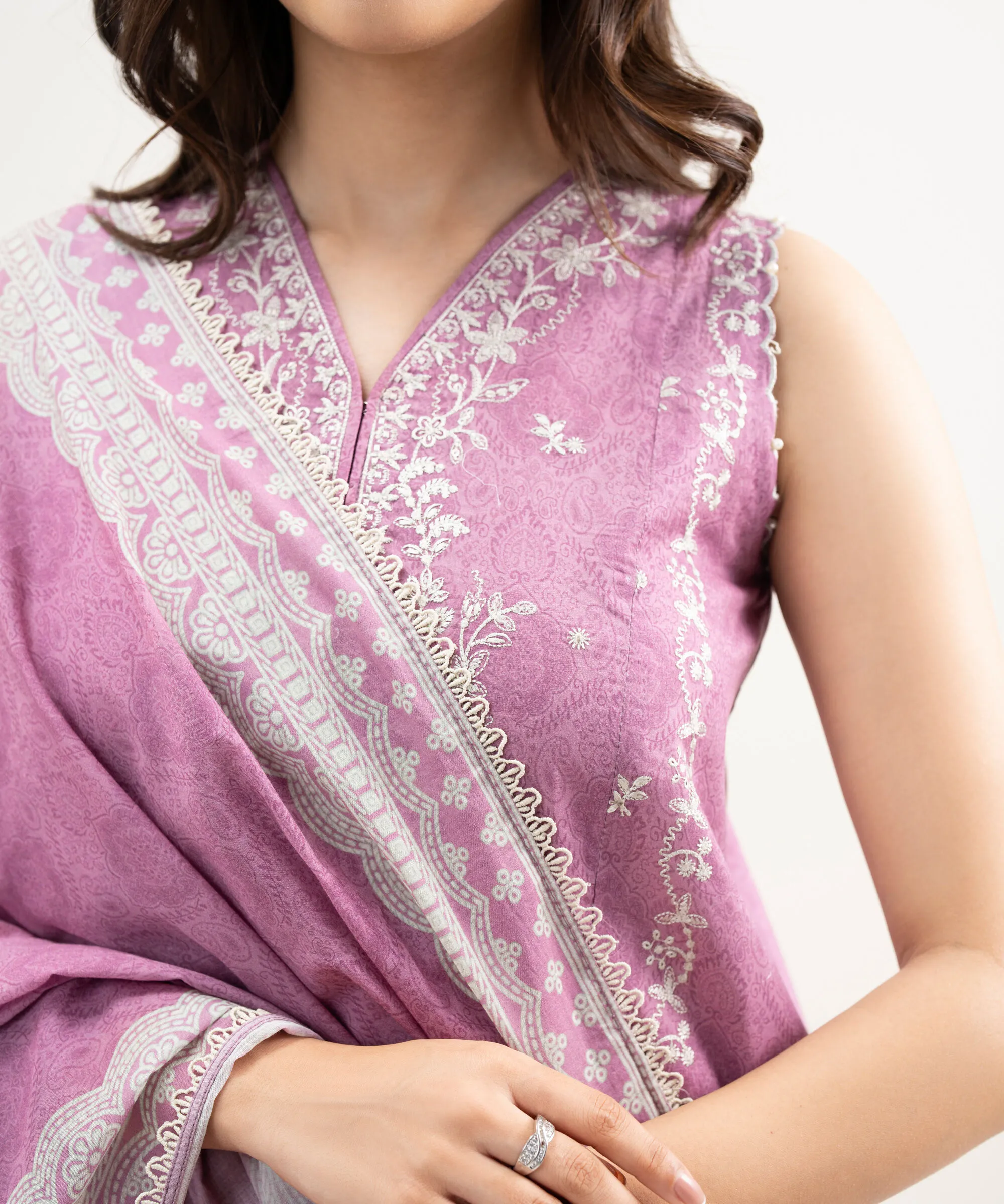 SAPPHIRE PRINTED LAWN U3PE-SGS26V2-7 3PC - Image 2